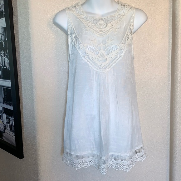 VICI White sleeveless blouse with lace on bodice & scalloped hem. S EUC - Picture 1 of 15